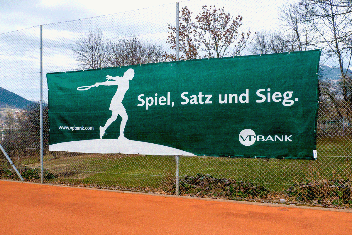 Werbeblende mit Anschrift Spiel Satz und Sieg auf einem Tennisplatz